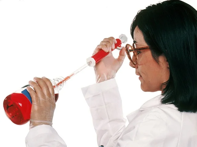 Laboratóriumi szakember pipettával mintát mér ki egy citológiai vizsgálathoz